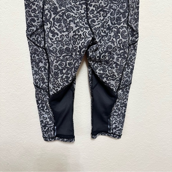 Lululemon Outrun 17" Crop lace leggings size 8 - Picture 6 of 9